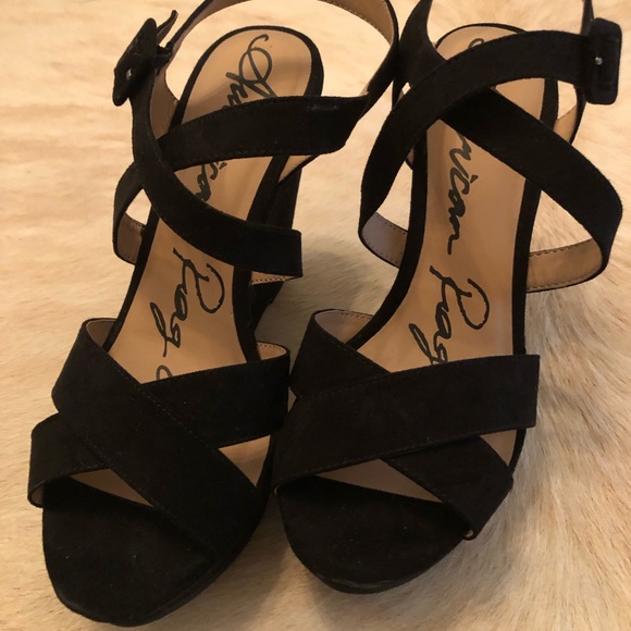 American Rag heels 👠 - Picture 2 of 4